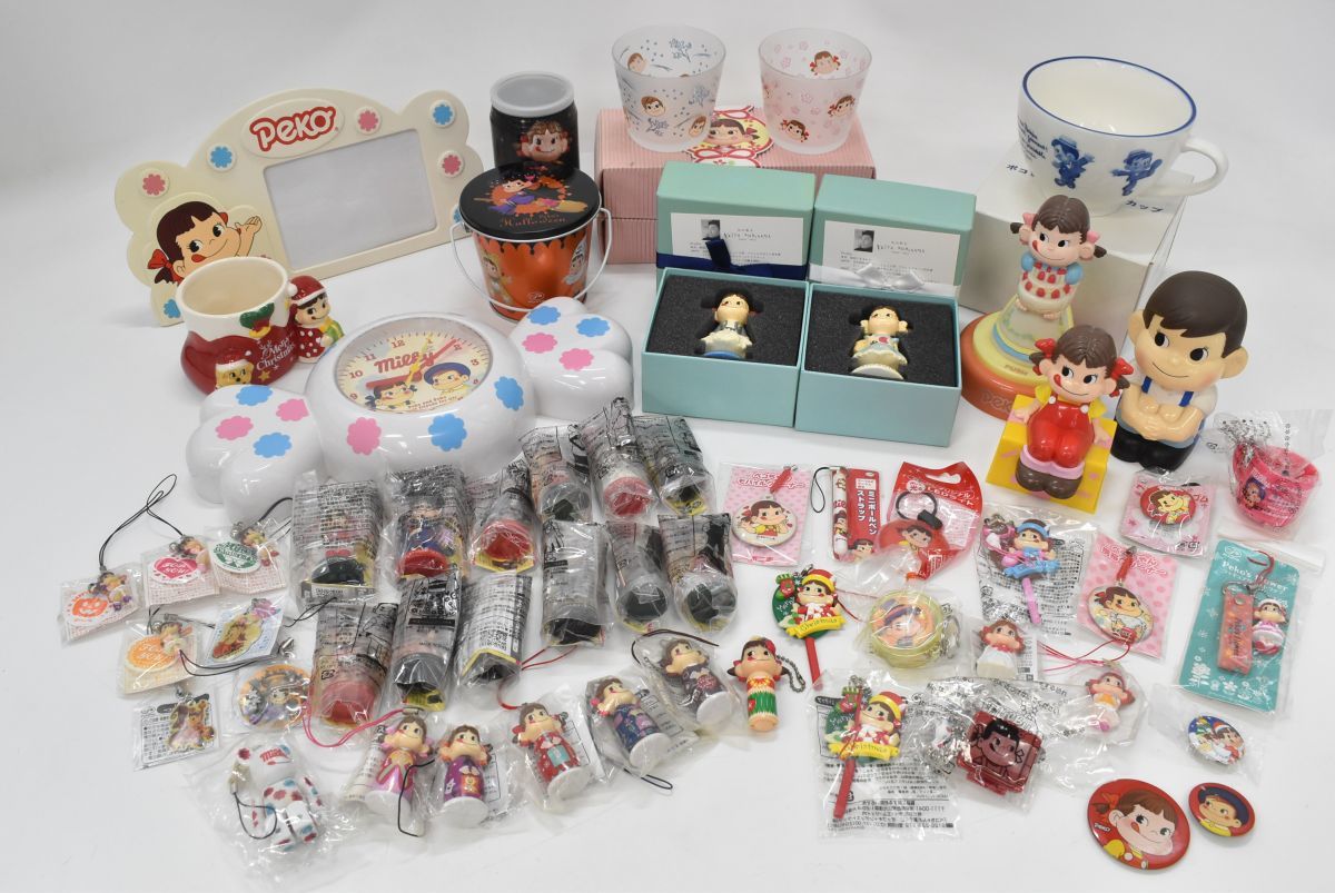 (685L 1213T11) 1円～ 不二家 ペコちゃん 雑貨 55点セット マグカップ チャーム フィギュア 時計 他 まとめて