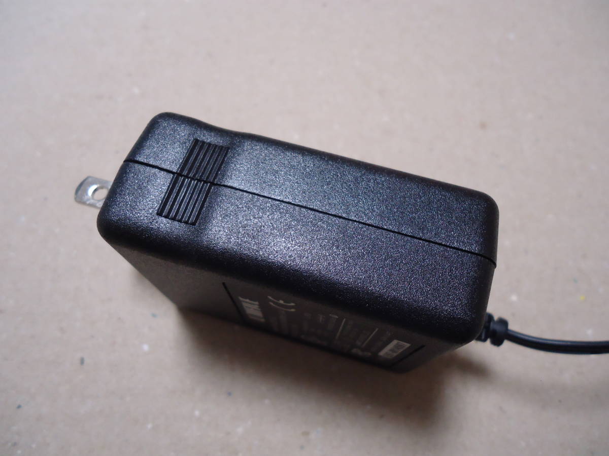 UNIFIVE US318-12 DC12V1.5A_4