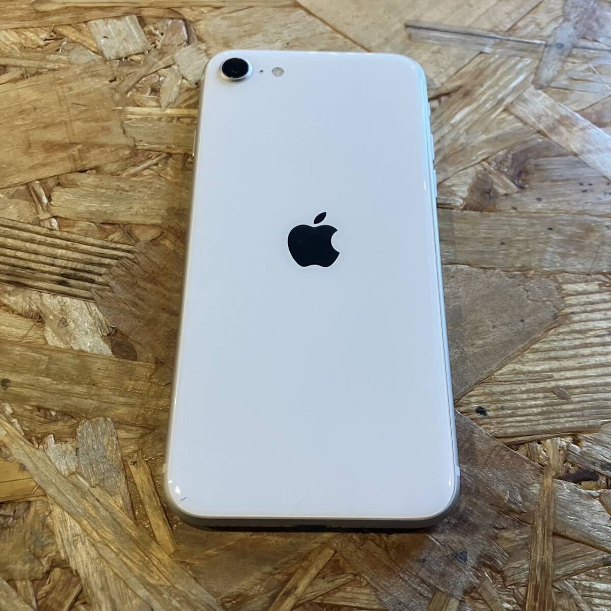 送料無料】Apple iPhone SE3 本体 64GBモデル SIMフリー アップル