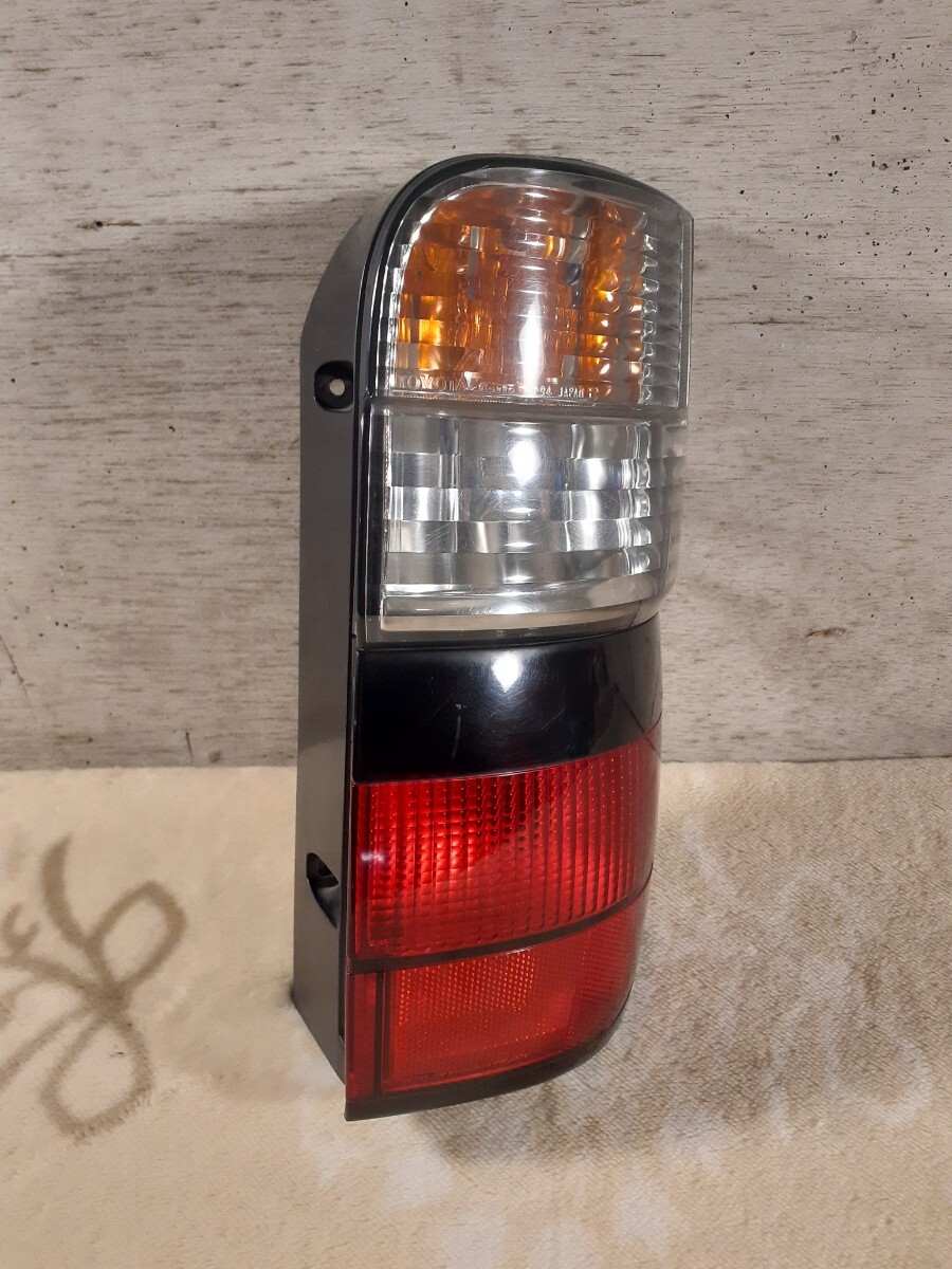 100系 ハイエース 最終型 トヨタ純正 テールランプ 右 KOITO 26-94 220