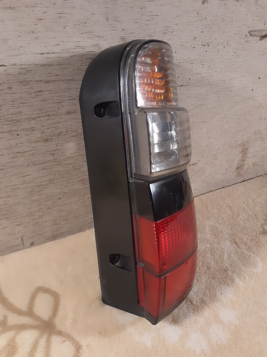 100系 ハイエース 最終型 トヨタ純正 テールランプ 右 KOITO 26-94 220