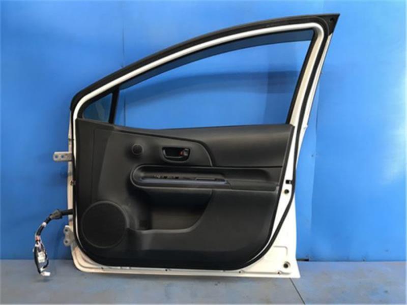 トヨタ 純正 アクア 《 NHP10 》 右フロントドア 67001-52591 P82100-24010824 アクア NHP10 トヨタ P60401-26003761 67001-52591 0