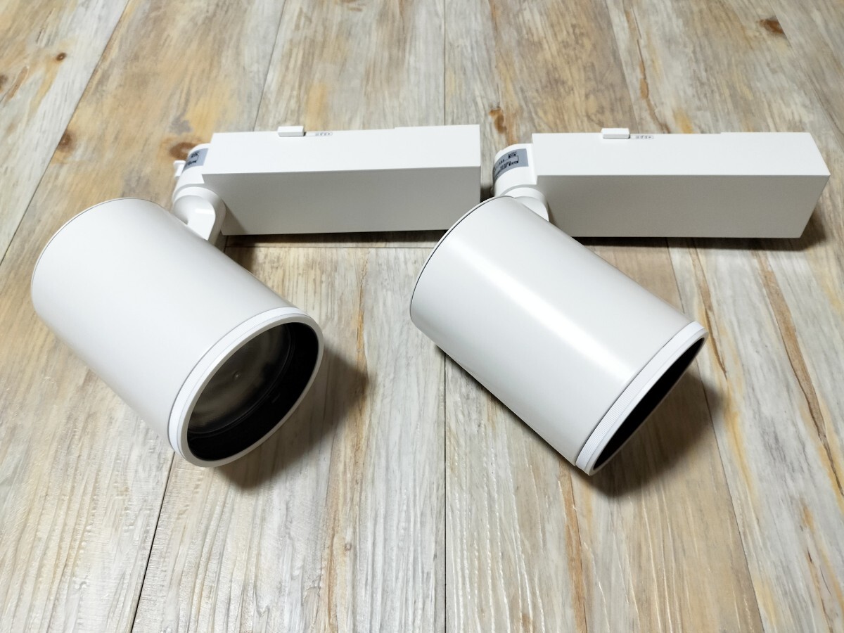 【新品未使用】Panasonic　配線ダクト取付型　LED（温白色）　スポットライト　配光調整機能付　HID35形1灯器具相当_1