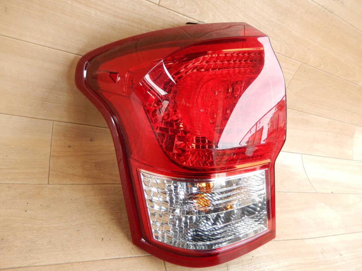 カローラフィールダー テールライト 左 NKE165G 2014年 RPI4B2331TY