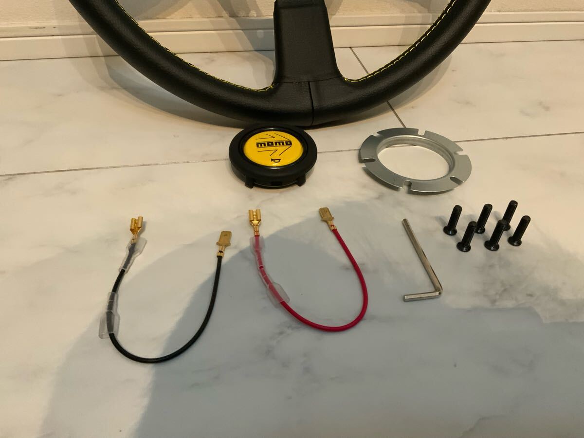 MOMO モモ　ステアリング ハンドル レザー　イタリア製　使用数回のみ　美品　350パイ スポーツステアリング レザーレーシング 35ΦCLASSIC_4