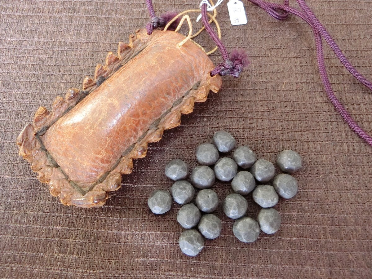 珍品！【何だろう？鉛玉　火縄銃　忍者の投げ玉　皮袋・Rm】◆柄　縁頭　目貫　刀装具　十手　兜割り　弓矢陣笠　笄　小柄※円安　骨董買得_1