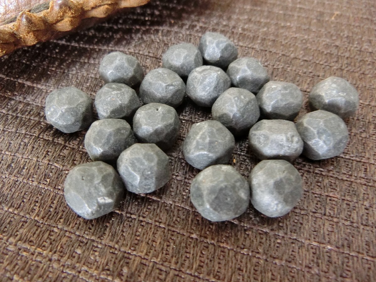 珍品！【何だろう？鉛玉　火縄銃　忍者の投げ玉　皮袋・Rm】◆柄　縁頭　目貫　刀装具　十手　兜割り　弓矢陣笠　笄　小柄※円安　骨董買得_2