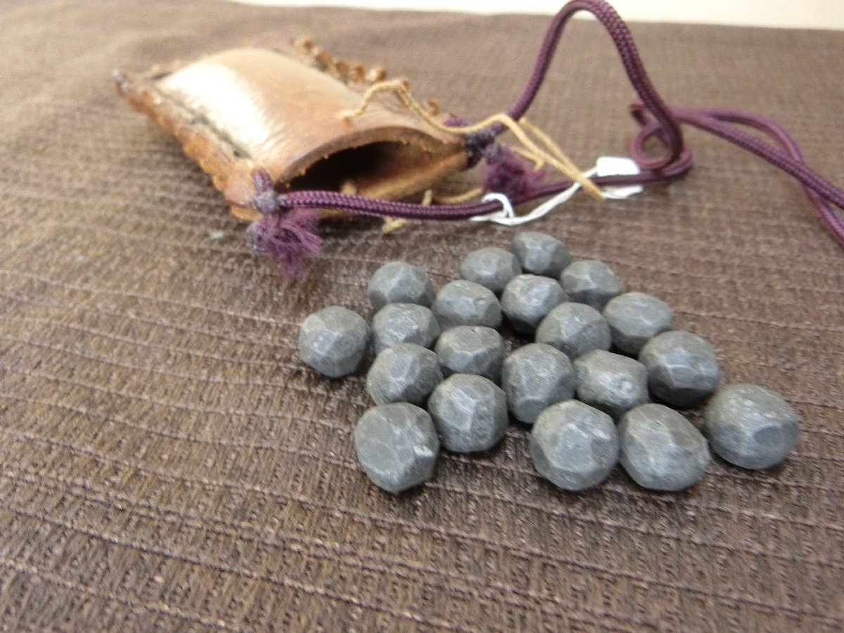 珍品！【何だろう？鉛玉　火縄銃　忍者の投げ玉　皮袋・Rm】◆柄　縁頭　目貫　刀装具　十手　兜割り　弓矢陣笠　笄　小柄※円安　骨董買得_3