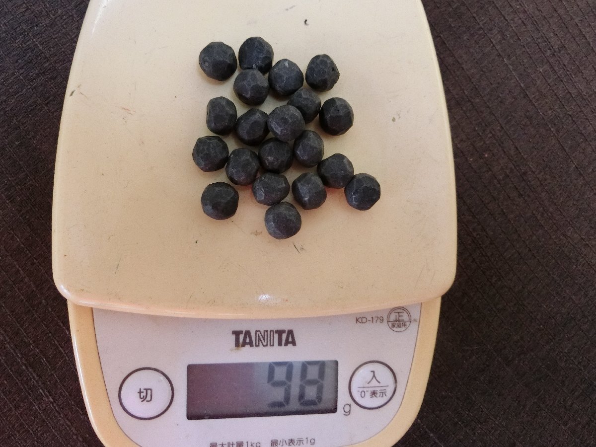 珍品！【何だろう？鉛玉　火縄銃　忍者の投げ玉　皮袋・Rm】◆柄　縁頭　目貫　刀装具　十手　兜割り　弓矢陣笠　笄　小柄※円安　骨董買得_4