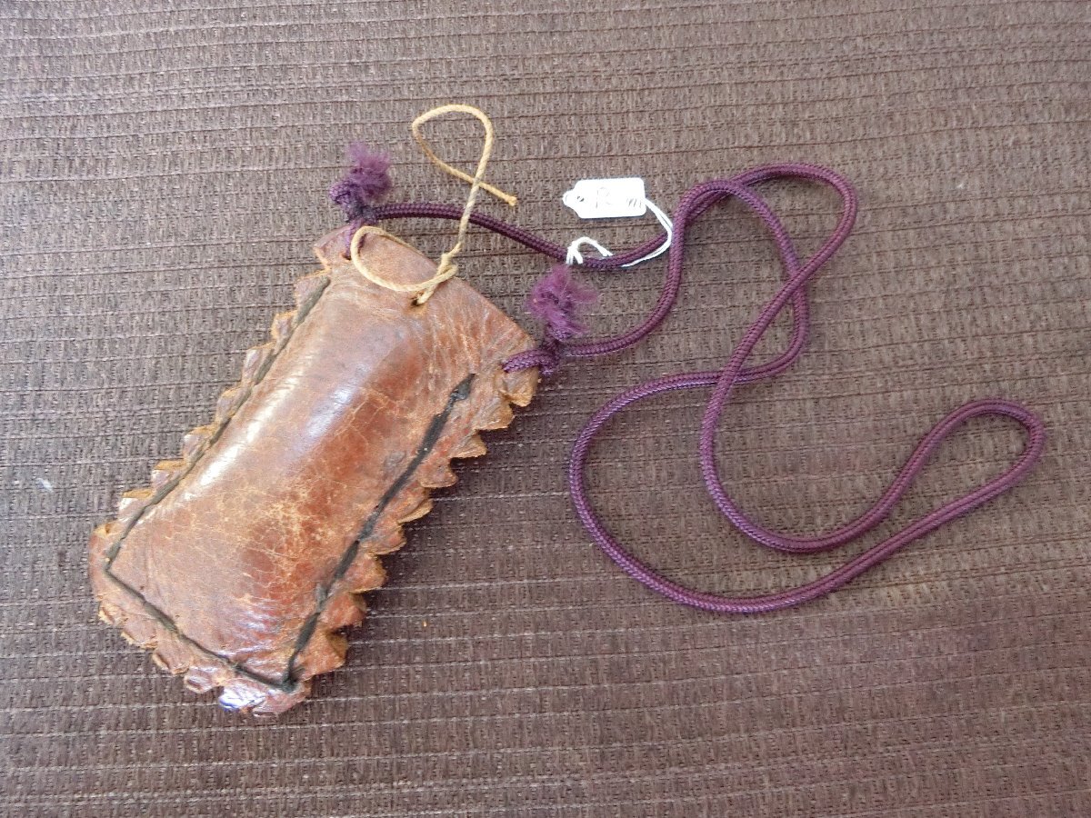 珍品！【何だろう？鉛玉　火縄銃　忍者の投げ玉　皮袋・Rm】◆柄　縁頭　目貫　刀装具　十手　兜割り　弓矢陣笠　笄　小柄※円安　骨董買得_5