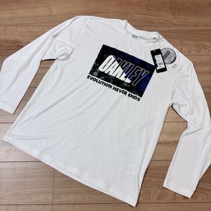 定価4950★新品未使用 オークリーOAKLEY 長袖Tシャツ Mサイズ ホワイト 白 スポーツ トレ