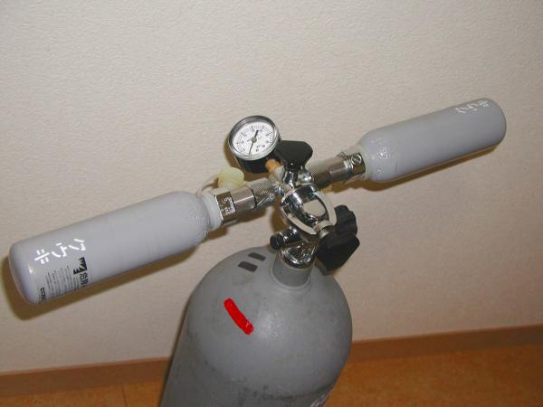 エアーフィンの充填器にブーメランのタンクを接続するアダプタ 