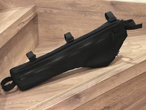 美品　FAIRWEATHER フレームバッグSP (black)Mサイズ　bluelug ブルーラグ