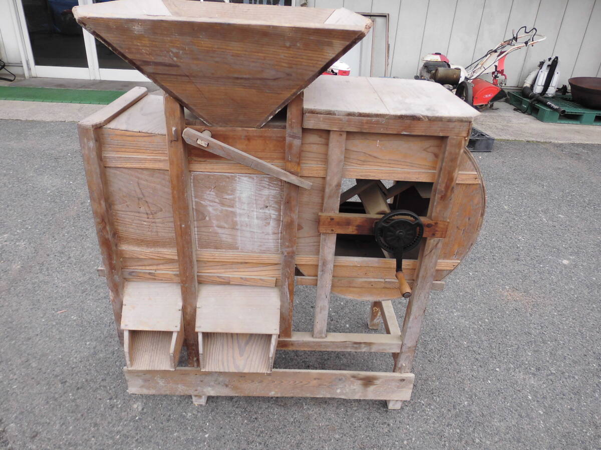 早い物勝ち！引き取り限定★蔵出し！昭和レトロ 脱穀機 唐箕 とうみ 木製 手動 手回し 古民具 レトロ アンティーク 工芸品 アンティーク インテリア 古民家 工芸品 インテリア カフェ 唐箕 木製の値段と価格推移は？｜4件の売買データから唐箕 木製の価値