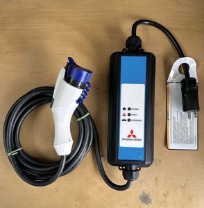 アウトランダー PHEV 充電ケーブルの値段と価格推移は？｜17件の売買
