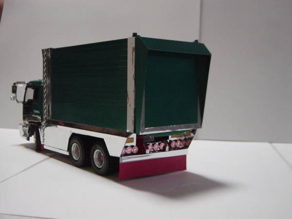 アオシマ1/32☆ギガ デカ箱ダンプ完成品☆(トラック、トレーラー