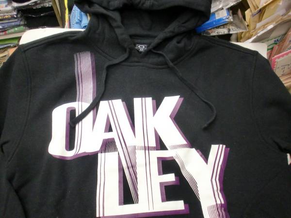 新品★ OAKLEY　パーカー　★黒－USのSサイズ（M）