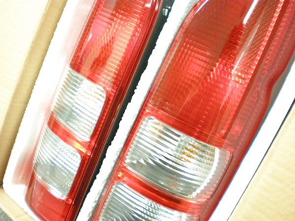 200系 Ⅲ型 ハイエース 純正 テールランプ テールライト・右_2