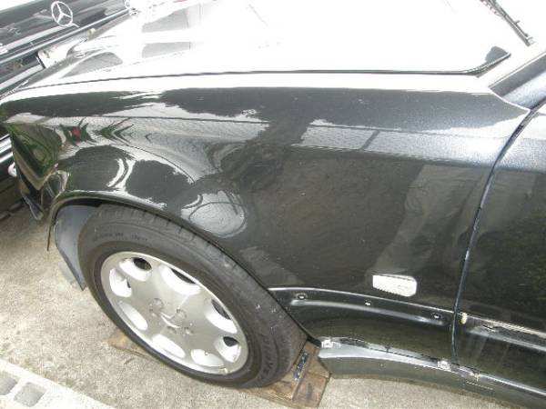 り*く様 W124 500E 左フロントフェンダー ベンツW124 500E 純正左フロントオーバーフェンダー中古品