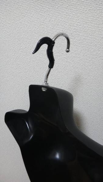 中古美品　女性用ハーフトルソー（ブラック）マネキンハンガー_2