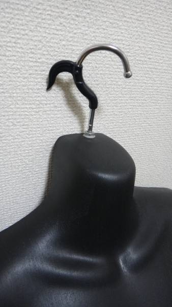 中古美品　女性用ハーフトルソー（ブラック）マネキンハンガー_3
