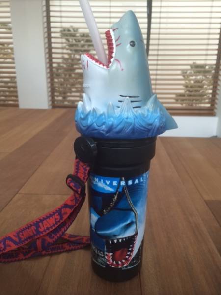 ジョーズ 飲み物入れ Usjにて購入 映画関連グッズ 売買されたオークション情報 Yahooの商品情報をアーカイブ公開 オークファン Aucfan Com