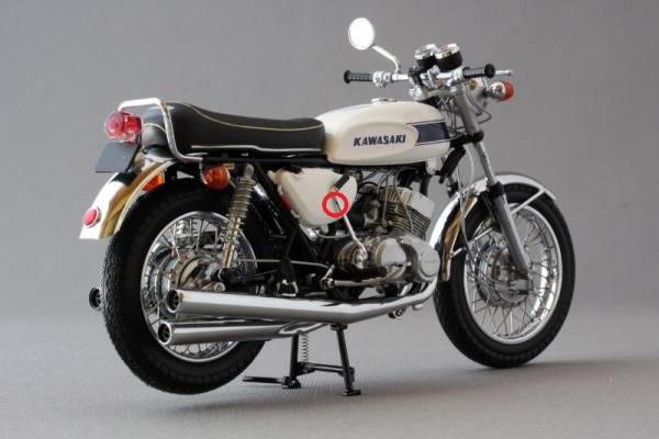 PMA ミニチャンプス 1/12 Kawasaki　H1 MachⅢ 1968　白/青_3