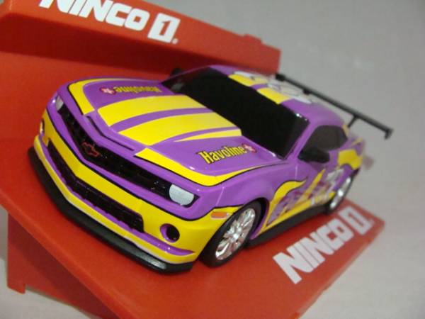 カマロのHOスケールスロットカー 赤と黄色 LEDライト付き2台 1/32 55081 NINCO シボレー カマロ -FALAME- スロットカー NINCO