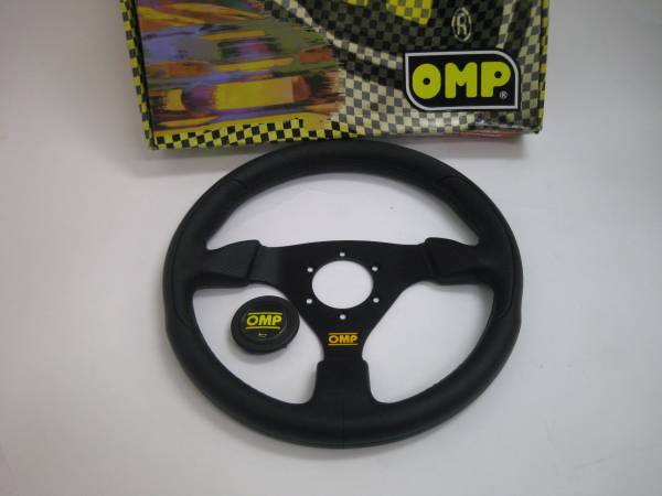 【新品】　OMP　ステアリングホイール　330φ