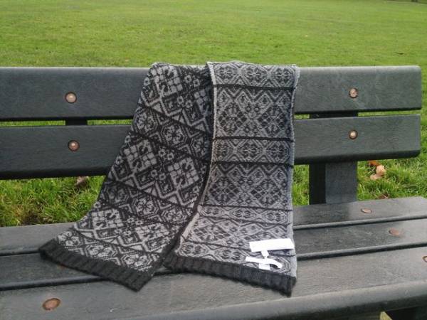 ジョンストンズ ウール・アンゴラ ニット編マフラー チャコール