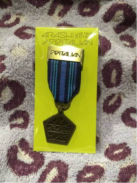嵐　Live Tour 2014 DIGITALIAN メダルブローチ青_1