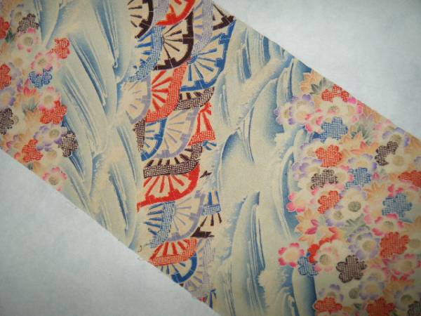 古布２３　江戸縮緬　さくら・水車・流水などの模様　７１㎝
