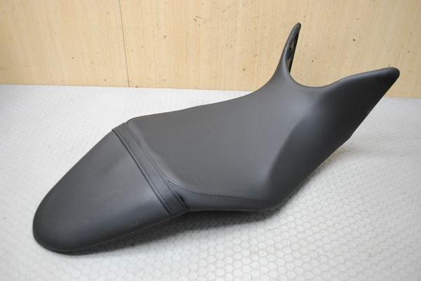 スピードトリプル1050純正シート_トライアンフ_表面破れなし