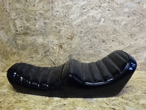 ＧＳ400　大川段シート　エナメルブラック　新品未使用