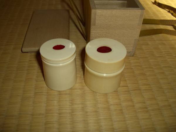 象牙　蓋置一双