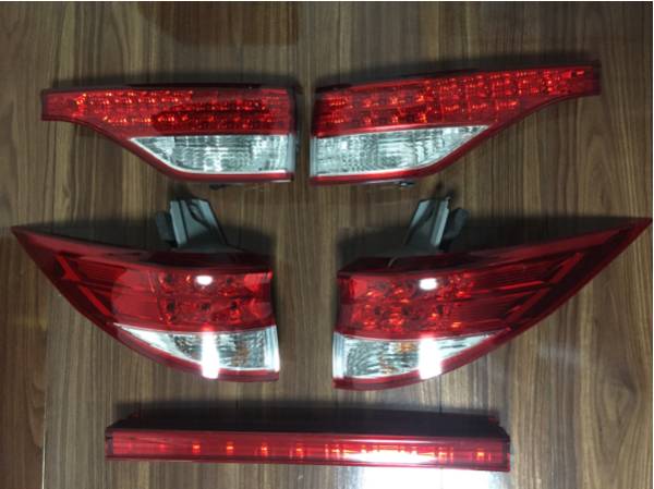 新車外し】エスティマ(ACR50W)純正テールランプレンズセット