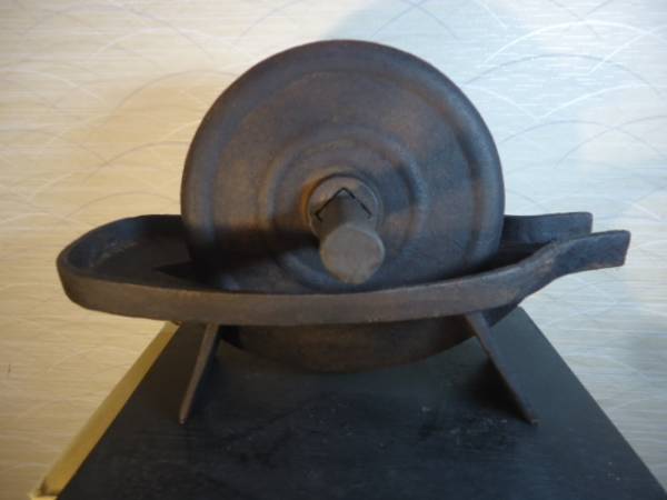 鉄の古民具.薬研.木の実や薬草をすり潰す鉄製の道具.薄錆美品.