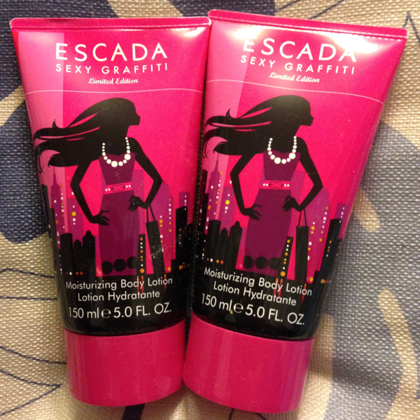 エスカーダ セクシーグラフィティー ボディローション 二個