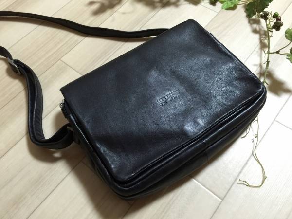 【USED】シンプルお洒落☆ブリ―[BREE] TOP LINE ショルダー黒
