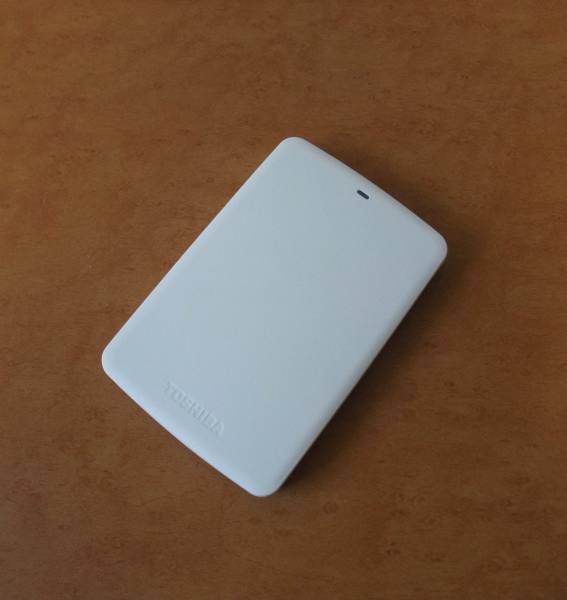 【新品】　TOSHIBA　外付ハードディスク・500GB　　HD-AB50GW