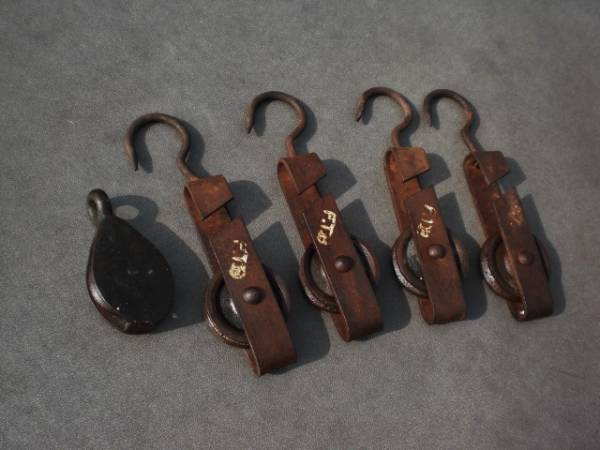 【兎】小さな鉄製滑車５個（山師大工道具職人林業伐採オブジェ