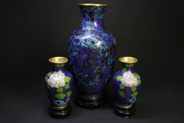 幻】「七宝 花文 花瓶 揃え 木製台付」 g226 花瓶 七宝焼き 幻】「七宝 花文 花瓶 揃え 木製台付」 g226 花瓶 七宝焼き