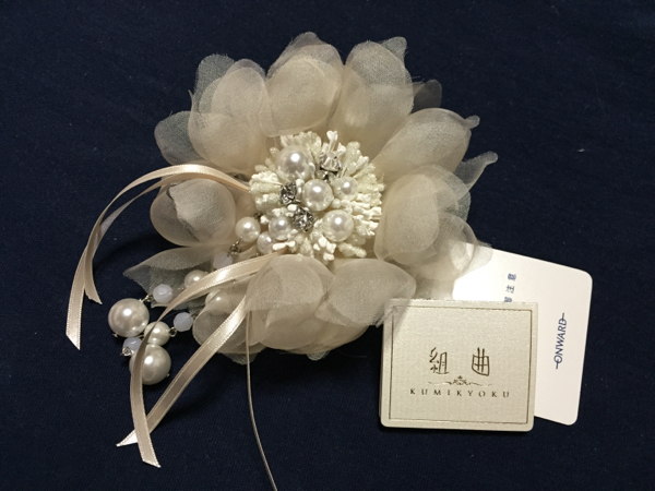 組曲のコサージュ　淡いベージュ　新品　送料込