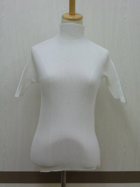 ★試着のみ★　イッセイミヤケ　プリーツ トップス　美品お得！
