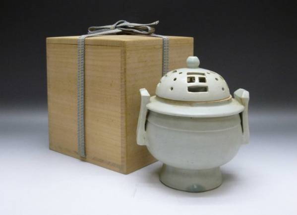 李朝 白磁 香炉 白磁香爐（1392–1897 CE） | 入蘆花（ロカニイル） 1