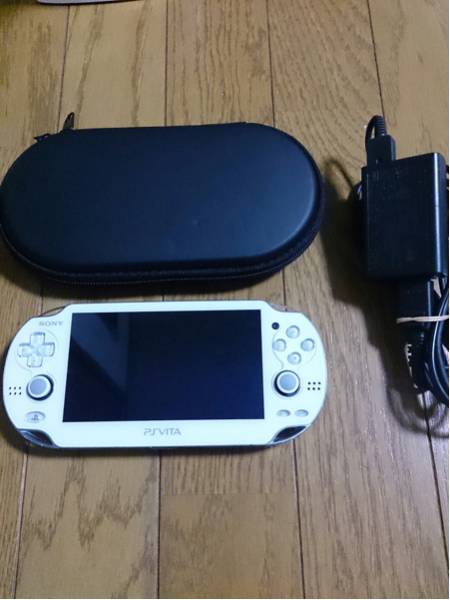 即決 PS VITA PCH-1100 白 ホワイト ケース 充電器 付属