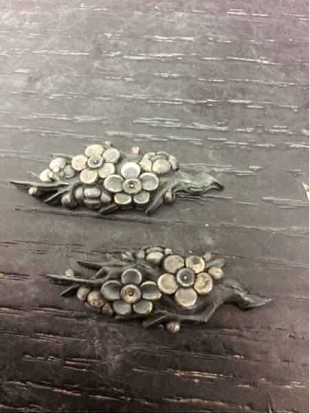 本歌 名品 江戸金工作 揃い目貫 銅地四分一朧銀 白梅図