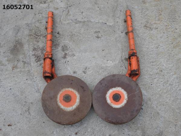 ★尾輪左右セット　トラクターパーツ　　軸外径約3.8㎝