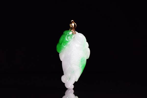 翡翠彫鴛鴦穿蓮挂件