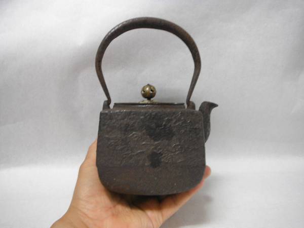 古い煎茶道具☆古作鉄瓶 龍文堂 四角形 五三の桐 竹 鳥☆小ぶり 龍文堂